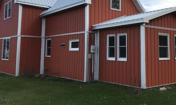 Stoddard House | Comfy, Clean and River view with lots to do.