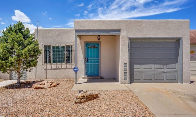 Ladera West House | Comfy, contemporary, quiet retreat with views of the Petroglyphs