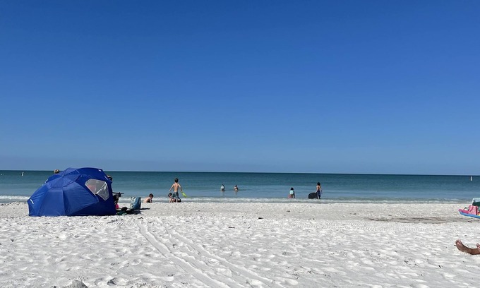 West Bradenton House | Comfy Cottage! 10 minutes to beach, hot tub, ping pong, beach gear & huge yard!