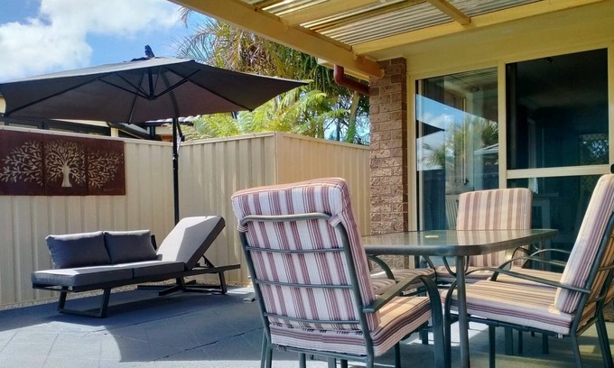 Port Macquarie House | Comfy cottage w/sunny patio - 350m to shops!