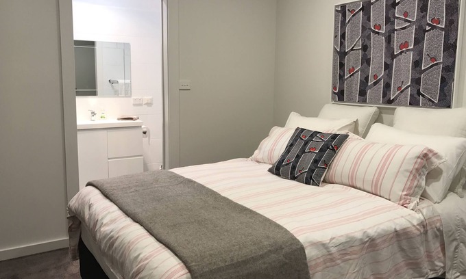 Berridale Cottage | Comfy country cottage in beautiful garden setting