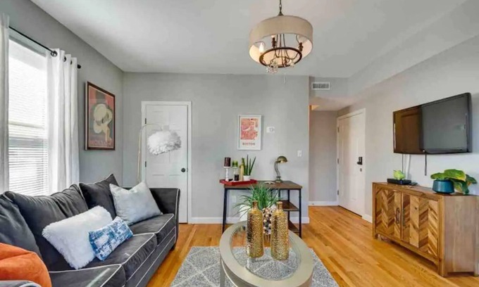 Dorchester Condo | Comfy & Cozy 2nd level condo walk to MBTA mins to Downtown Boston