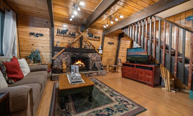 Big Bear Lake House | Comfy Cubby - Cozy mountain home in a great location near Bear Mountain Ski Resort