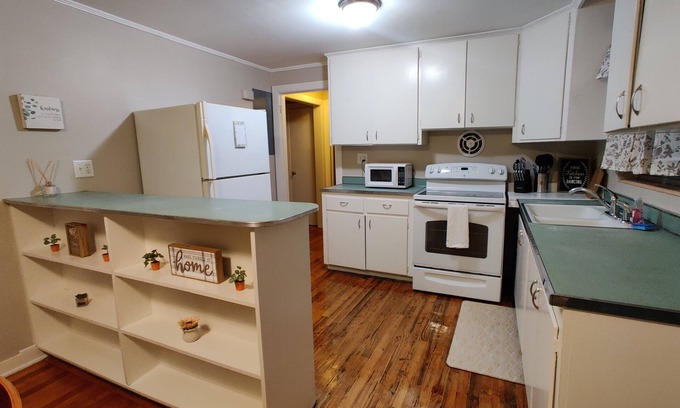 Avondale Apartment | Comfy Culdesac home Avondale/Riverside