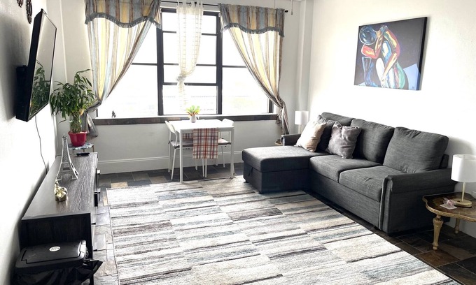 Downtown Jacksonville Apartment | Comfy Dowtown Apartment over looking the city of Jacksonville.