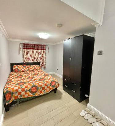 Whittington House | Comfy Ensuite Room in Colindale