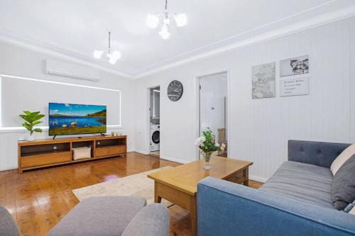 Kingsgrove House | Comfy Family Home @ Kingsgrove Sleeps 7 with 2 Bathrooms & Parking