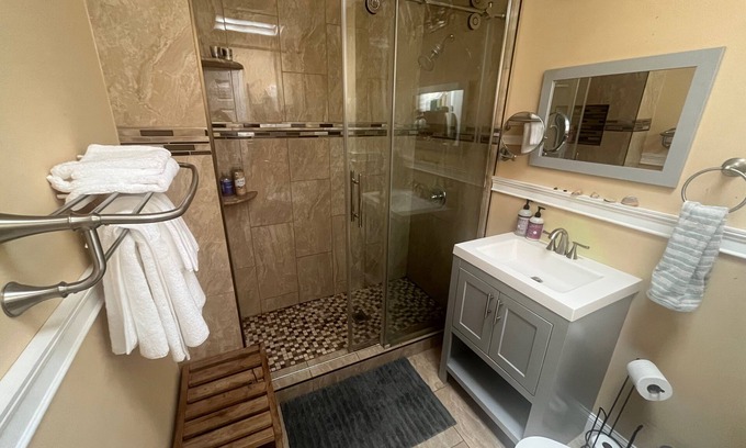 Elizabeth House | Comfy, family sized home, 10 minutes from the airport. Dog & 420 friendly.