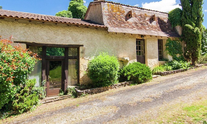 Bourgnac Villa | Comfy Holiday Home in Bourgnac with Swimming Pool