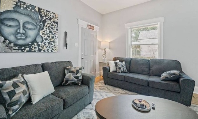 Roselawn Finance House | Comfy Home In Cincy