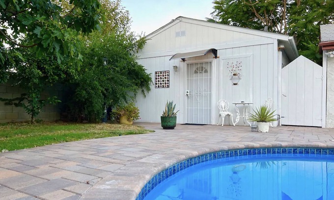 Winnetka Apartment | Comfy & Inviting Poolside Casita w/Laundry & Fruit Trees