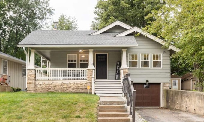 Tower Homes House | Comfy KC Bungalow minutes from the attractions!