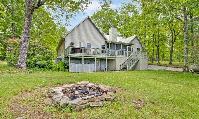 Ozone House | Comfy Mountain Top Home, Pet Friendly, Great Sunsets & Star Gazing from Hot Tub