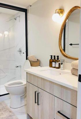 Calgary House | Comfy Neutral Living Free Parking