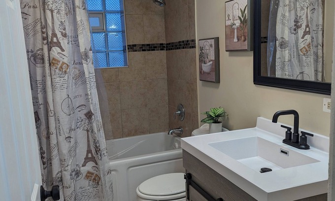 Oakland House | Comfy one bedroom in the Middle of Everything