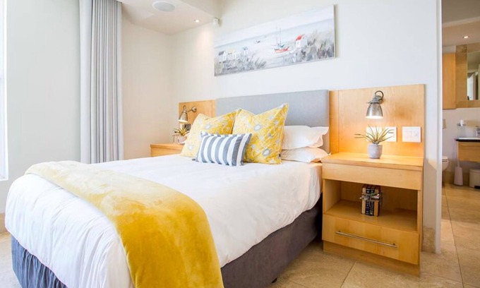 Herolds Bay House | Comfy Room in a Seafront Villa