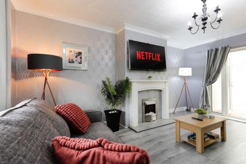 Braithwell Apartment | Comfy stays, Rotherham for contractors & Families, spacious conservatory, free parking, wifi etc
