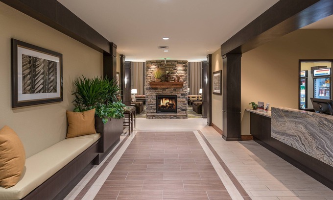 Altoona Condo | Comfy Suite | Free Breakfast, Free Wi-Fi, Indoor Pool and Hot Tub