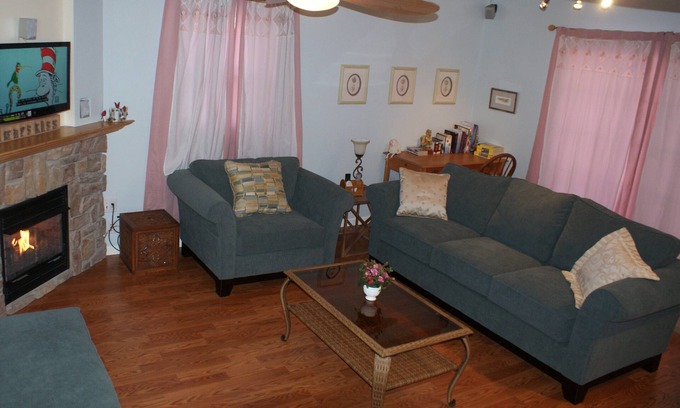 Fertility House | Comfy Townhome nearby Dutch Wonderland, Farms, & Tanger/Rockvale Outlets