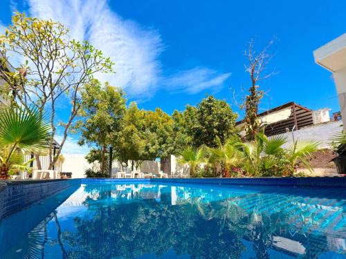 La Paz Hotel | Commercial Zone Studios, Pool, BBQ and Beach 7 Blocks