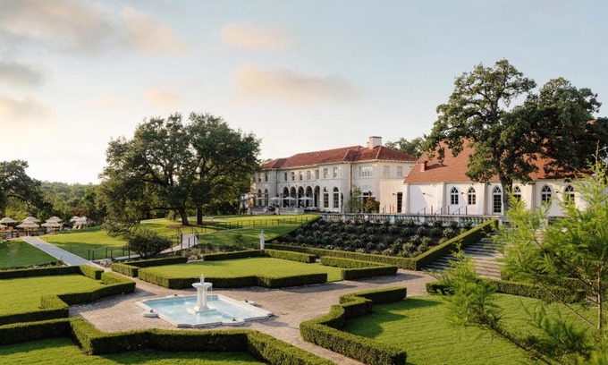 Hancock Hotel | Commodore Perry Estate, Auberge Collection