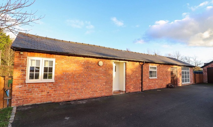 Wrexham House | COMMONWOOD COTTAGE, pet friendly, with a garden in Holt, North Wales