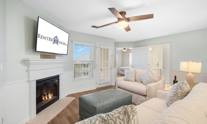 Kimberling City Condo | Community Outdoor Pool-Mini Golf-Table Rock Lake Access-Premium Condo-Free Daily Tickets!