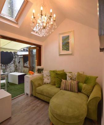 Kingsbridge Apartment | Compact, central apartment, dog friendly.