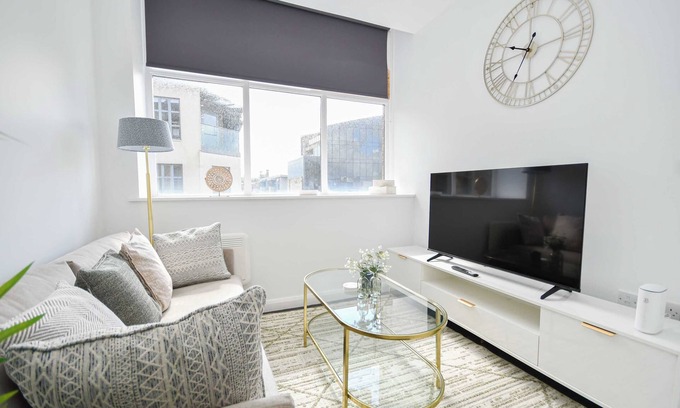 Eastleigh Apartment | Compact & Convenient 1 Bed Apartment in Bradford