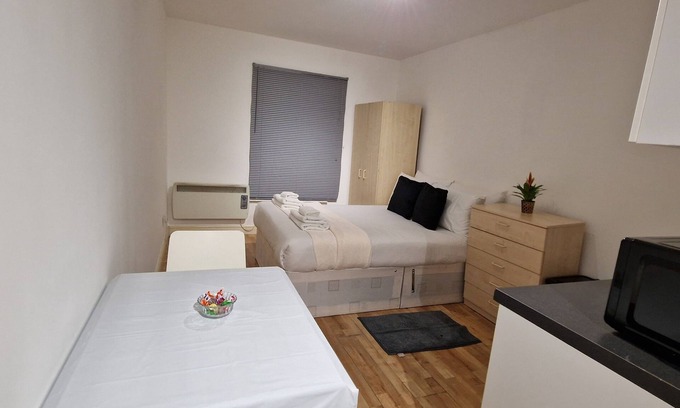 Camberwell Apartment | Compact Living Cosy Studio Flat in London