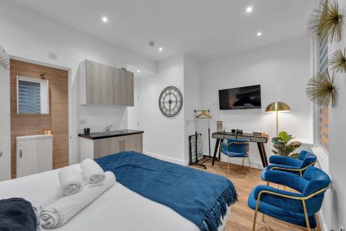 West Ealing Apartment | Compact Living, Tiny Studio with Workspace