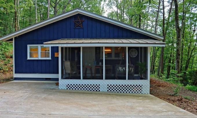 Clarkesville Cottage | Completely Remodeled Cabin Minutes from Lake Burton! New Listing! Pet Friendly