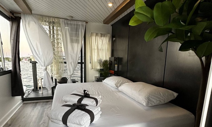 Marathon Boat Rental | Completely remodeled… Paradise awaits on this cozy houseboat!