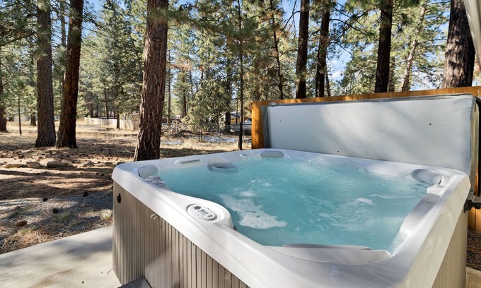 Deschutes River Woods House | Completely Updated! Private HOT TUB, A/C, Pine Trees, Close to Town