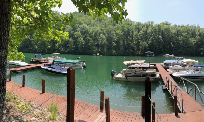 Sunset House | Complimentary boat slip! Affordable 3 Bed Lake House-Pickleball! Pet Friendly!