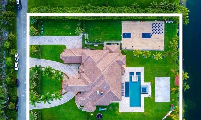Davie Villa | Compound on the Water | Sleeps 16 | Basketball
