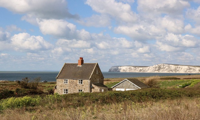 Newport Cottage | COMPTON GRANGE, pet friendly, character holiday cottage in Freshwater
