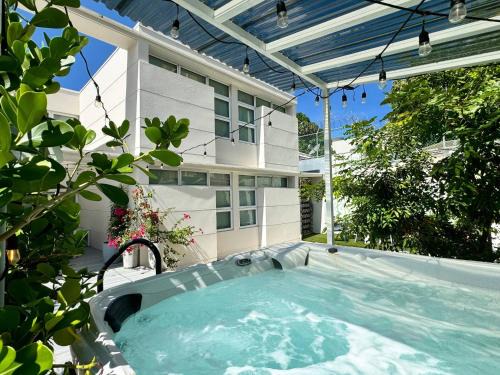 Santurce House | Condado Laguna Villa 1 - Spa - 6 Bd 3Ba Generator