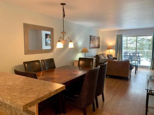 Magog Apartment | Condo Club Azur Plage Memphremagog