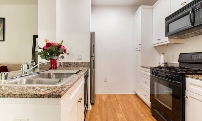 Airport Area Condo | Condo near beach/Airport/UCI Ideal For Long Stay