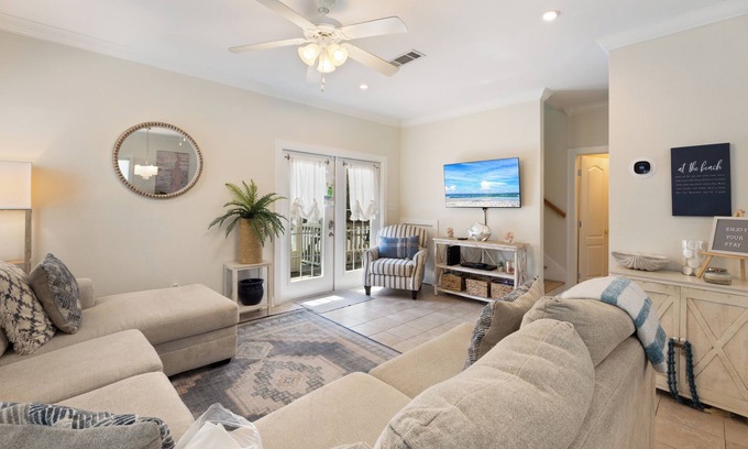 Ono Island Condo | Condo Oasis with Spectacular Pool, Minutes from the Beach: Captain's Chair