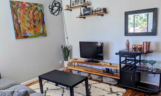 East Queen Anne Apartment | Condo w/ beautiful view of the Seattle Skyline, private patio, and rooftop deck!