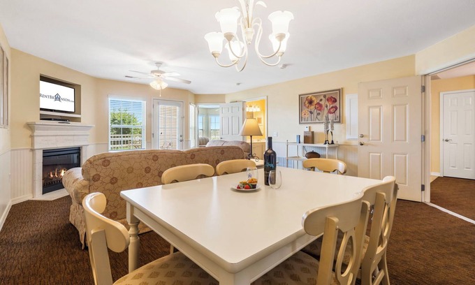 Kimberling City Condo | Condo w Table Rock Lake Access-Free Attraction Tickets-Put Put Golf Onsite-Wooded Views