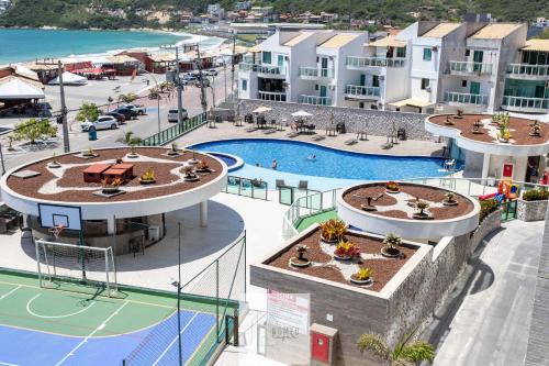 Taio Apartment | Condomínio Club a 50m PRAIA dos Anjos - Unidades com 2 QUARTOS, PISCINA, estacionamento e portaria 24h - Área de lazer 3000m, wi-fi 800MB, churrasqueira e cozinha completa