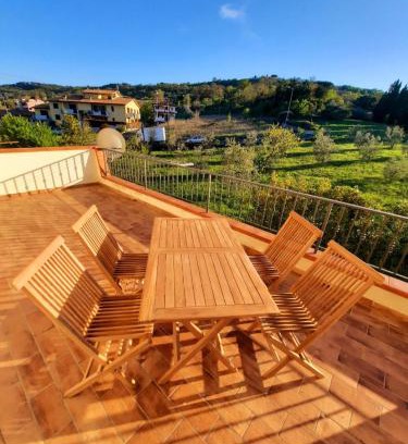 Massa Marittima Apartment | Confortevole bilocale a pochi chilometri dal mare con ampia terrazza privata e vista sulla campagna Toscana