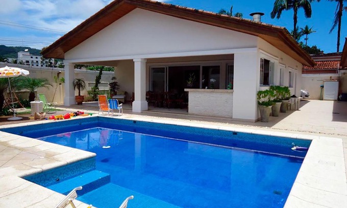 Jardim Virginia House | Conforto e lazer a 450 metros da Praia da Enseada