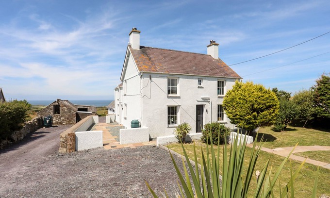 Garn Fadryn House | CONGL CAE, pet friendly, luxury holiday cottage in Aberdaron