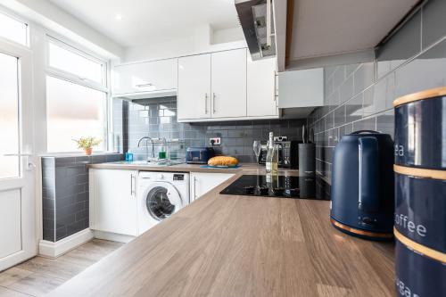Preston House | Connaught House - Wi-Fi, Parking, Contractors