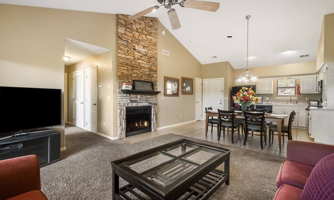 Branson West Condo | Connecting Fully-Equipped Condo & Suite with Kitchenette