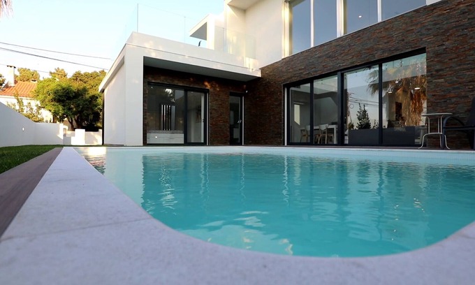 Charneca de Caparica e Sobreda Villa | Contemporary villa with pool near Lisbon